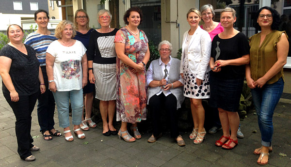 Die Oberhausener ASF verlieh auch in diesem Jahr die "Luise" an starke Frauen: Preisträgerinnen 2016 waren Christel Hegenberg (sitzend) und der Verein "Frauen helfen Frauen"