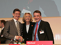 Schatzmeister Norbert Römer und Generalsekretär Mike Groschek gratulieren Hannelore Kraft zum hervorragenden Wahlergebnis