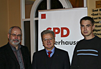 Oberhausens SPD-Vorsitzender Wolfgang Große Brömer, Joachim Poß, stv. Vorsitzender der SPD-Bundestagsfraktion, sowie der Oberhausener Juso-Vorsitzende Stefan Scheffler (v.l.)